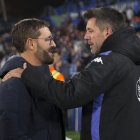 Pezzolano saluda a Bordalás antes del incidente entre ambos que le costó la expulsión al uruguayo y la amarilla al español.