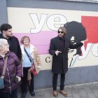 La familia de Concha Velasco visita un mural en Valladolid que rinde homenaje a la actriz Concha Velasco.