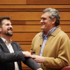 Luis Tudanca y Pedro Pascual en el hemiciclo antes del comienzo del pleno de las Cortes.
