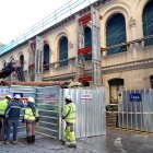 Varios técnicos acceden al Teatro Lope de Vega de Valladolid.