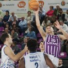 Hoover lanza a canasta en el duelo ante Oviedo.