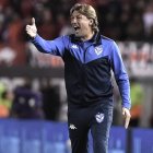 Gabriel Heinze da órdenes en su etapa al frente de Vélez.