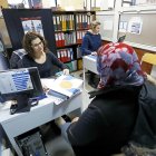 Atención a una migrante en la sede de Procomar en una foto de archivo