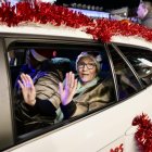 Los taxistas trasladan a los mayores por las calles de Valladolid para que vean la iluminación navideña