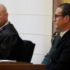 El abogado del acusado y David Maroto, en una imagen el primer día del juicio