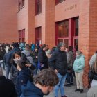 Un grupo de opositores espera a las puertas del Aulario antes de entrar a realizar el examen.