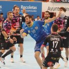 Miguel Martínez penetra entre rivales en el derbi de la temporada pasada, con victoria del Recoletas 36-33.