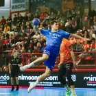 Pablo Herrero vuela y arma el brazo antes de lanzar tras superar la defensa del BM Torrelavega.