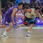 Sergio de la Fuente intenta controlar el balón.