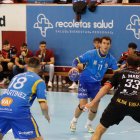 Alejandro Pisonero busca jugada con el balón controlado.