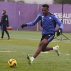 Juma se dispone a chutar el balón durante el entrenamiento del pasado domingo.