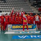 La selección juvenil masculina de Castilla y León celebra el bronce en la CESA