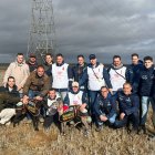 Las dos galgas zamoranas posan junto a sus propietarios.