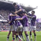 Los jugadores del Real Valladolid festejan su gol.