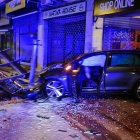 El coche que chocó contra el banco y una marquesina.