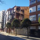 Aspecto del edificio en ruinas de la calle Puente Mayor de Valladolid.
El Ayuntamiento de Valladolid acometerá este martes, de forma subsidiaria, los trabajos de demolición total del edificio situado en el número 1 de la Plaza de San Nicolás tras el derrumbe, en las últimas horas, de su pared medianera que ha dejado a la vista el interior del inmueble, en ruina desde hace muchos años.
CASTILLA Y LEÓN ESPAÑA EUROPA VALLADOLID SOCIEDAD