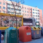 Un camión de basura del Ayuntamiento de Valladolid delante de varios contenedores.