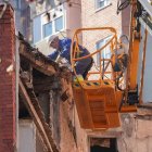 Un operario trabaja en la demolición del edificio de la calle Puente Mayor