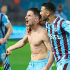 Enis Bardhi celebra un gol con el Trabzonspor.
