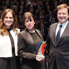La presidenta de Edigrup. Adriana Ulibarri; la ganadora del premio A Toda una Vida, Amaya Arzuaga; y el presidente de la Junta, Alfonso Fernández Mañueco