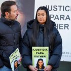 Inés, la hermana de Esther López, a las puertas del juzgado mientras se celebraba la vista