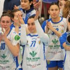 Las jugadoras del Aula se despiden de la afición con lágrimas en los ojos tras caer eliminadas .