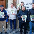 El padre de Esther López, delante de los juzgados este viernes pasado.