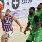 Mike Torres culmina una entrada a canasta ante el Castelló.