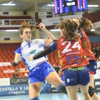 Marcela se faja en la línea de seis metros ante Porriño.