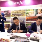 El presidente de la Diputación de Valladolid, Conrado Íscar, firma el convenio con Renfe para el Tren del Vino, el Tren del Canal y el Tren de la Semana Santa.