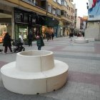 Nuevo mobiliario urbano en la calle Mantería.