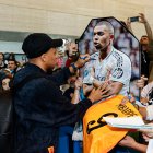 Mbappe firma un poster suyo de un joven aficionado a su llegada al aeropuerto de Villanubla.