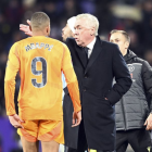 Carlo Ancelotti da instrucciones a Mbappé durante el partido contra el Real Valladolid