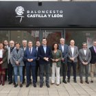 Autoridades y familia del baloncesto junto a la Federación de Baloncesto de Castilla y León con su nueva imagen corporativa.