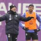 Cocca da una orden ante Cenk, durante un entrenamiento del Real Valladolid.