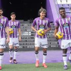 Grillitsch, Candela, Aznou y Aidoo posan en el césped antes de su presentación.