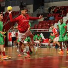 Cabral en una acción en los seis metros con el Benfica.