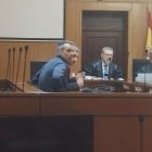 El acusado de tráfico de drogas junto a su letrado en el banquillo durante el juicio