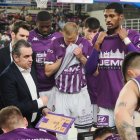 Iñaki Martín, pizarra en mano, en un tiempo muerto.