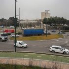 Glorieta de San Agustín, donde se observa la presencia de varios vehículos pesados.