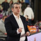 Iñaki Martín con su pizarra en un partido.