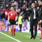 ´Diego Cocca hace indicaciones durante el partido entre el Real Valladolid y el Sevilla en Zorrilla.