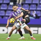 Anuar, protege el balón en una acción del partido ante el Sevilla en Zorrilla.
