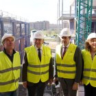 Jesús Julio Carnero y Juan Carlos Suárez-Quiñones, visitan las obras de las viviendas de la calle Jardines de Sabatini.