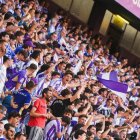 Aficionados blanquvioleta, durante un partido en el José Zorrilla.