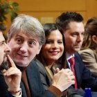 Carlos Martínez Mínguez habla con Luis Tudanca en la Interparlamentaria del PSOE celebrada este viernes.