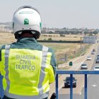 Agente de la Guardia Civil de Tráfico vigila una carretera de la provincia de Valladolid.
