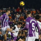 Cenk Özkaçar despeja un balón ante el Valencia.
