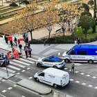 Los servicios sanitarios atienden al peatón herido en el paso de cebra de Poniente.