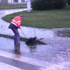 Bomberos trabajando en la VA-20 por las fuertes lluvias en Valladolid.